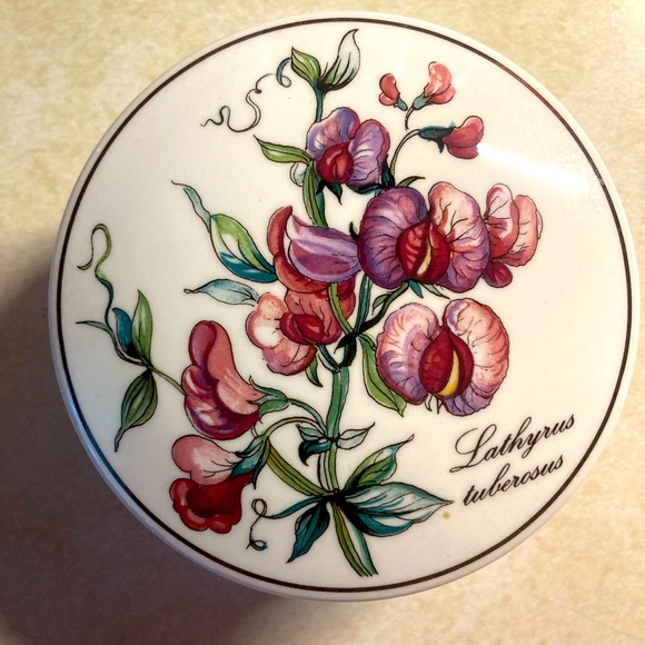 Villeroy & Boch Other - Villeroy & Boch porcelain trinket/tea/candy box EUC